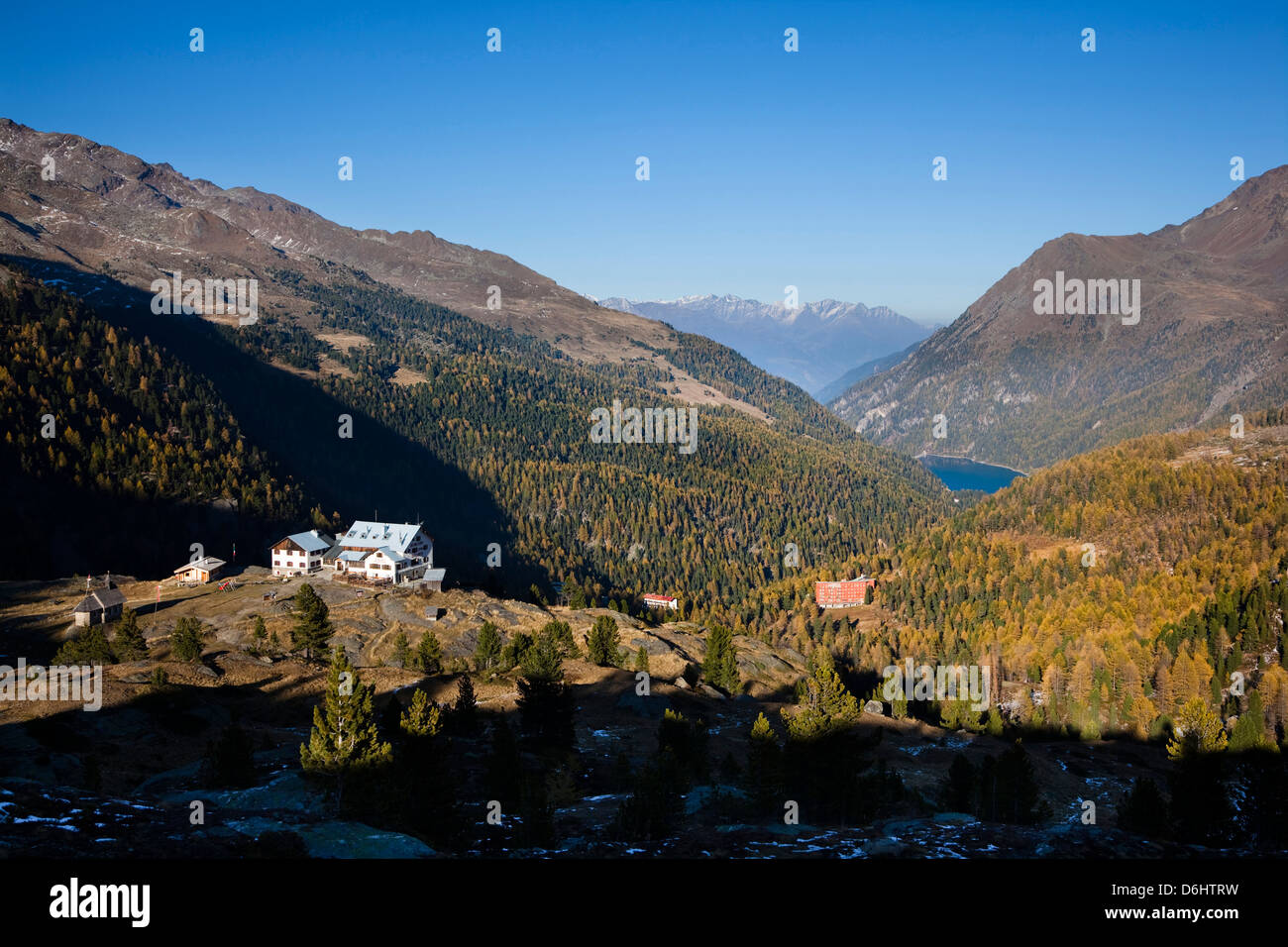 Das Tal mit See Zufrittsee in Südtirol Martelltal. Zufallheutte (ALM) im Vordergrund. Süd-Tirol, Italien. Stockfoto