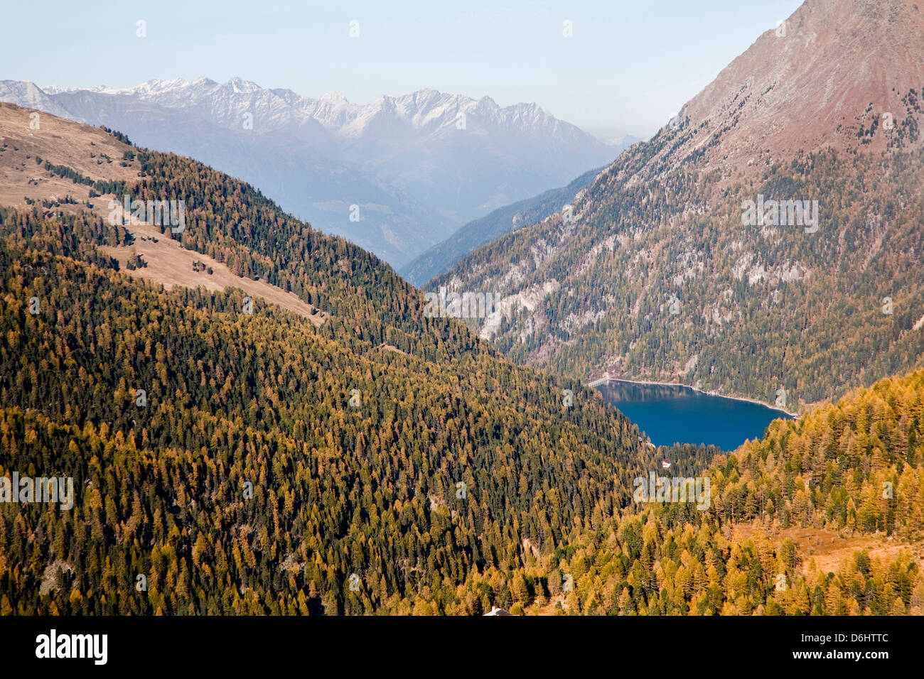 Das Tal mit See Zufrittsee in Südtirol Martelltal. Süd-Tirol, Italien. Stockfoto