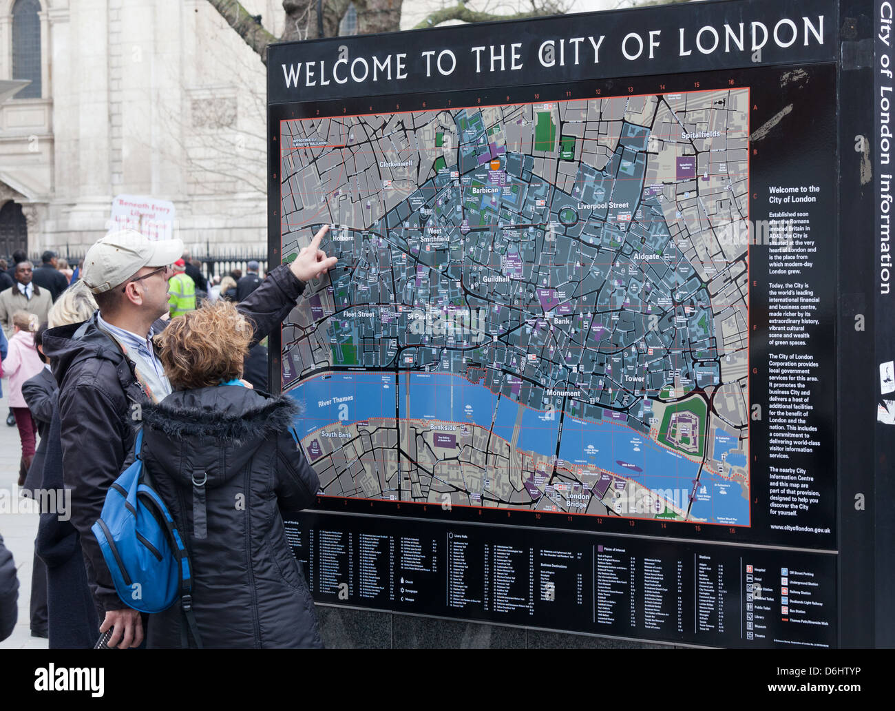 Touristen, die ein Tourist lesen Stadtplan London UK Stockfoto