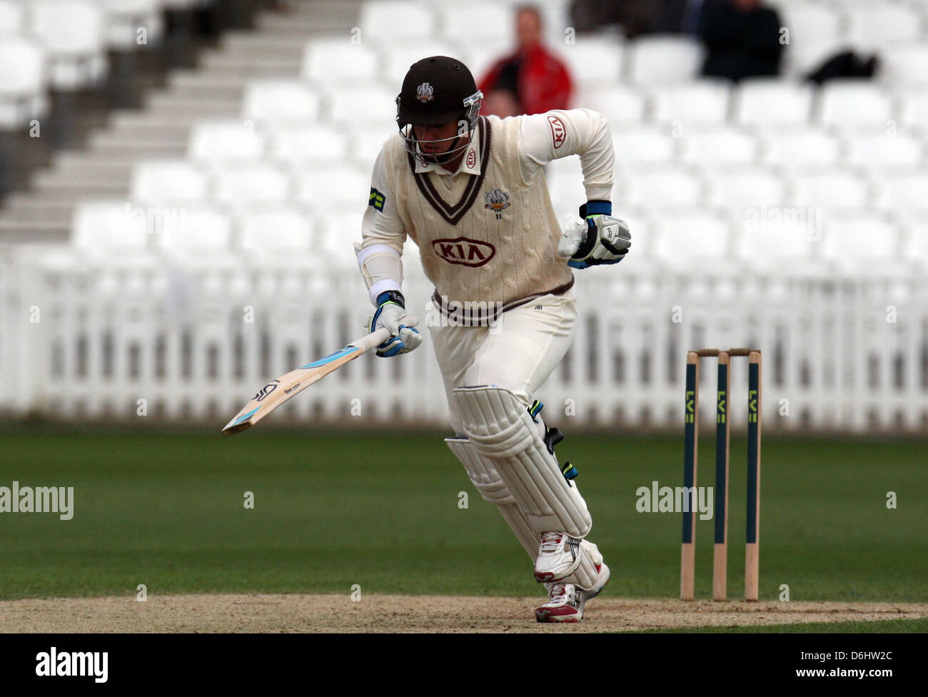 18.04.2013 London, England. Steven Davies von Surrey CCC läuft zwischen den Wickets während der LV County Championship Division 1 Spiel zwischen Surrey und Somerset aus dem Oval. Stockfoto