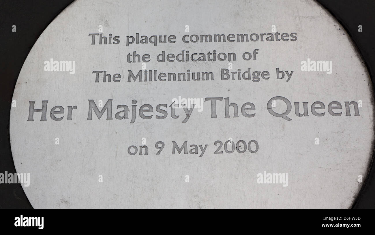 Hingabe-Plakette für die Millennium Brücke ihrer Majestät der Königin-London UK Stockfoto