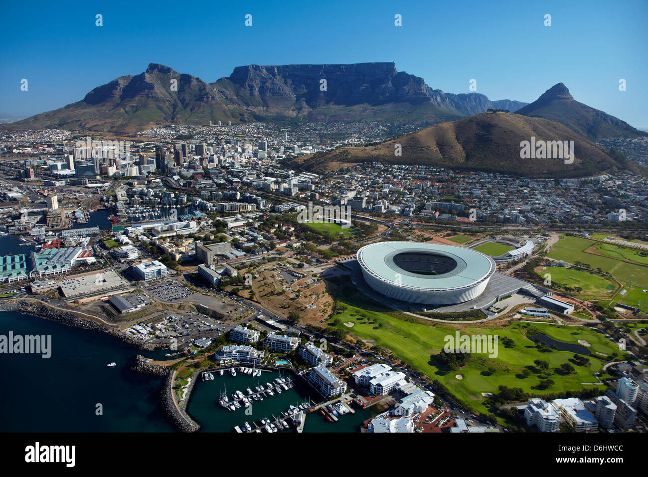 Cape Town Stadium, V & A Waterfront (links) und Tafelberg, Cape Town, South Africa - Antenne Stockfoto