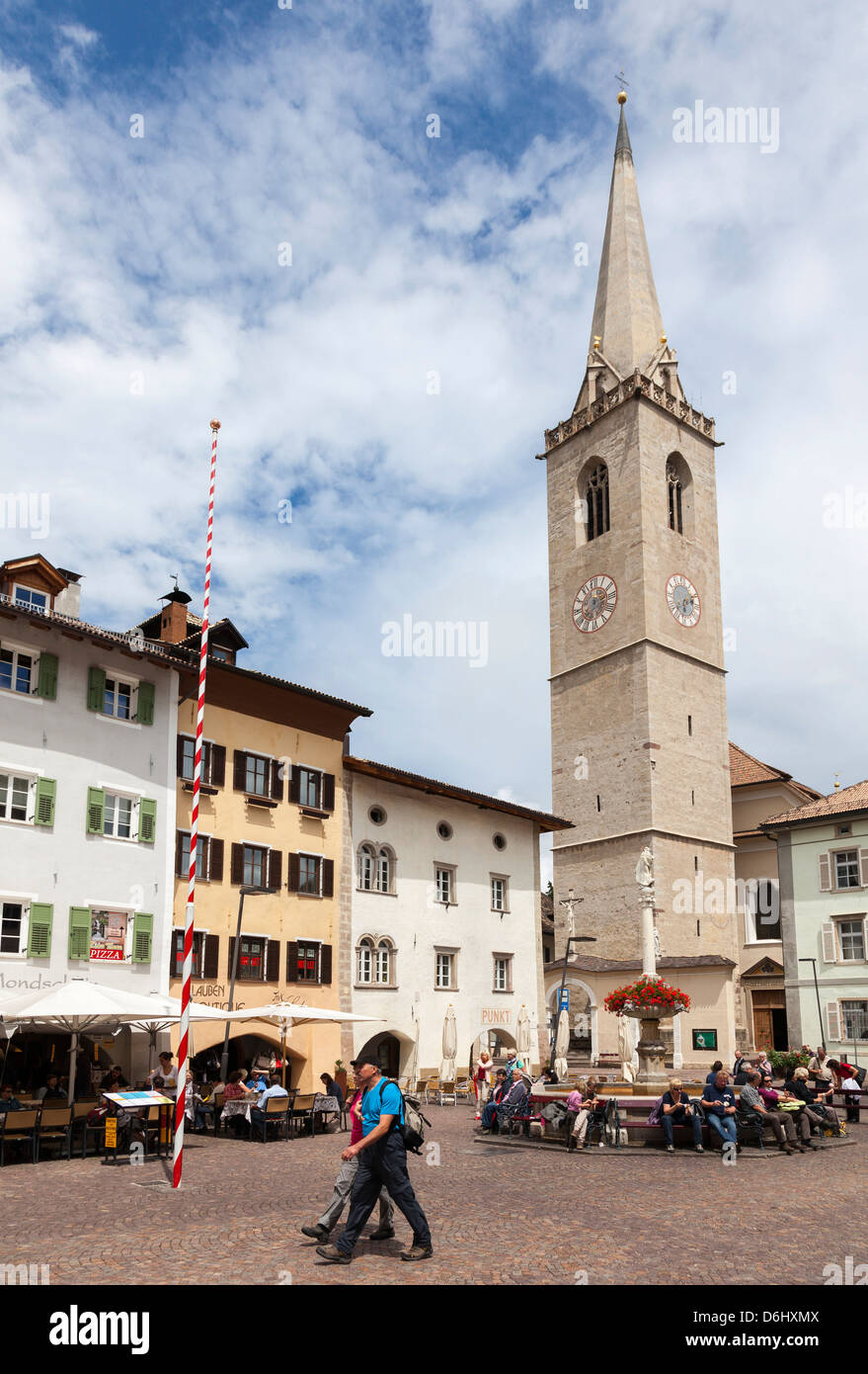 Süd-Tirol, Italien. Das Dorf Kaltern (Caldaro Sulla Strada del Vino). Pfarrkirche Mariae Himmelfart. Stockfoto