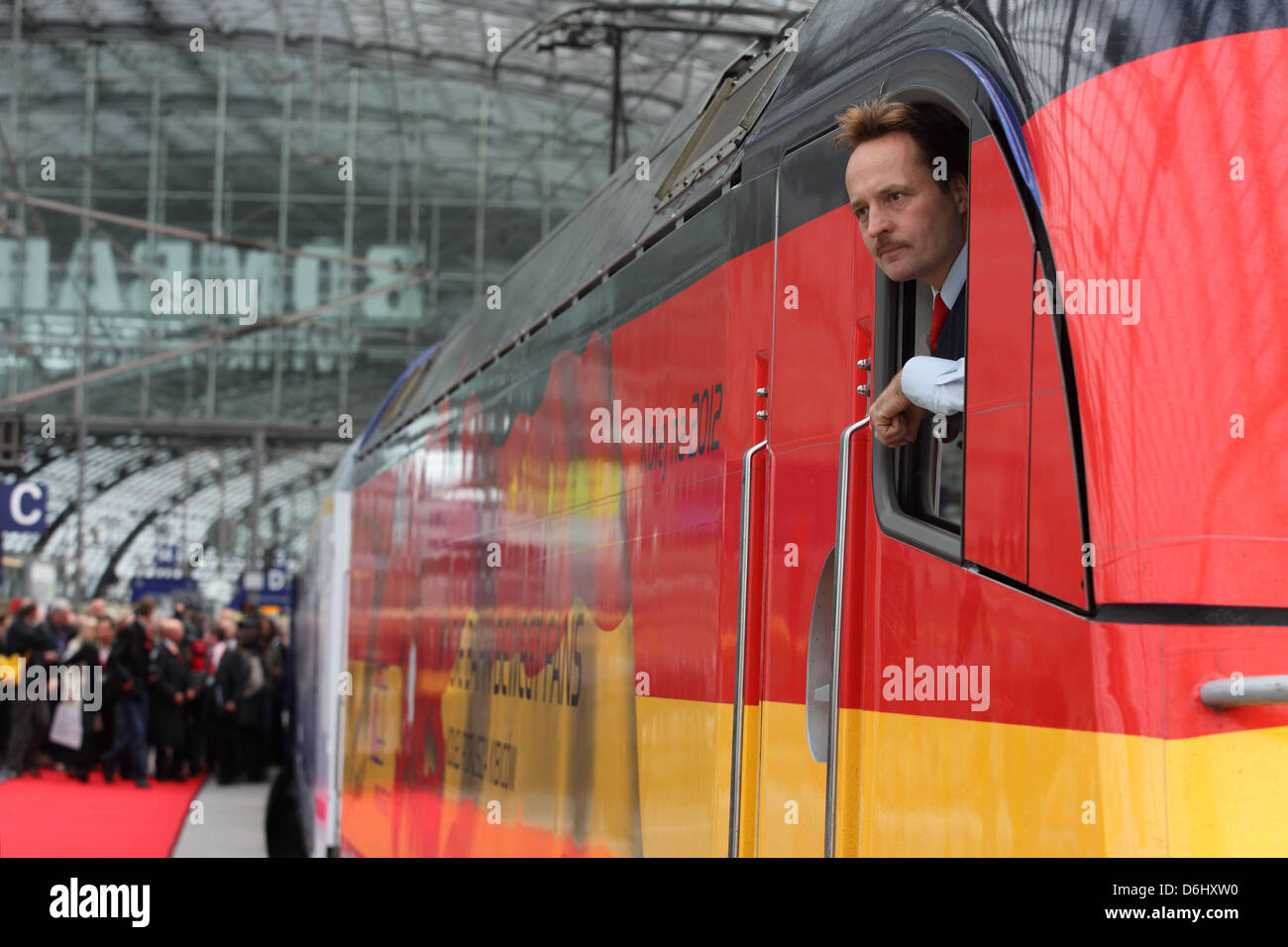 Berlin, Deutschland, Lokführer schaut aus dem Fenster eines Zuges Stockfoto