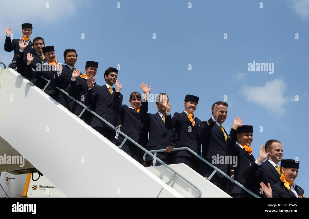 Berlin, Deutschland, die Besatzung eines Lufthansa A380 auf der Gangway am Flughafen Berlin-Tegel Stockfoto