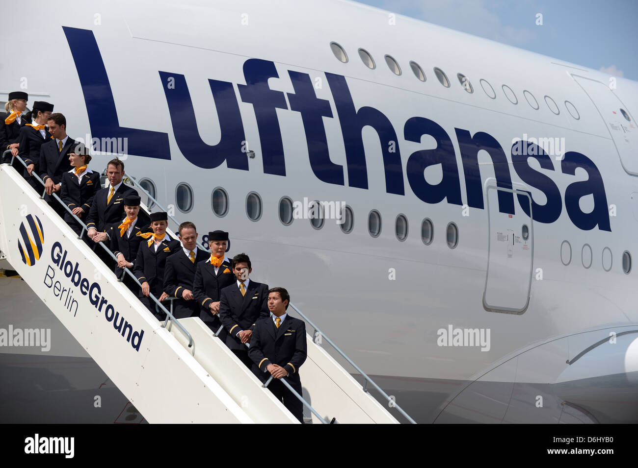 Berlin, Deutschland, die Besatzung eines Lufthansa A380 auf der Gangway am Flughafen Berlin-Tegel Stockfoto