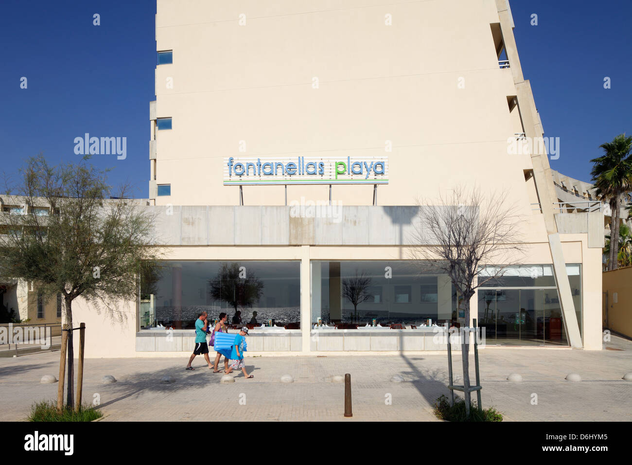 Arenal, Spanien, Familie mit Luftmatratze vor einem Hotelgebäude an der Platja de Palma Stockfoto