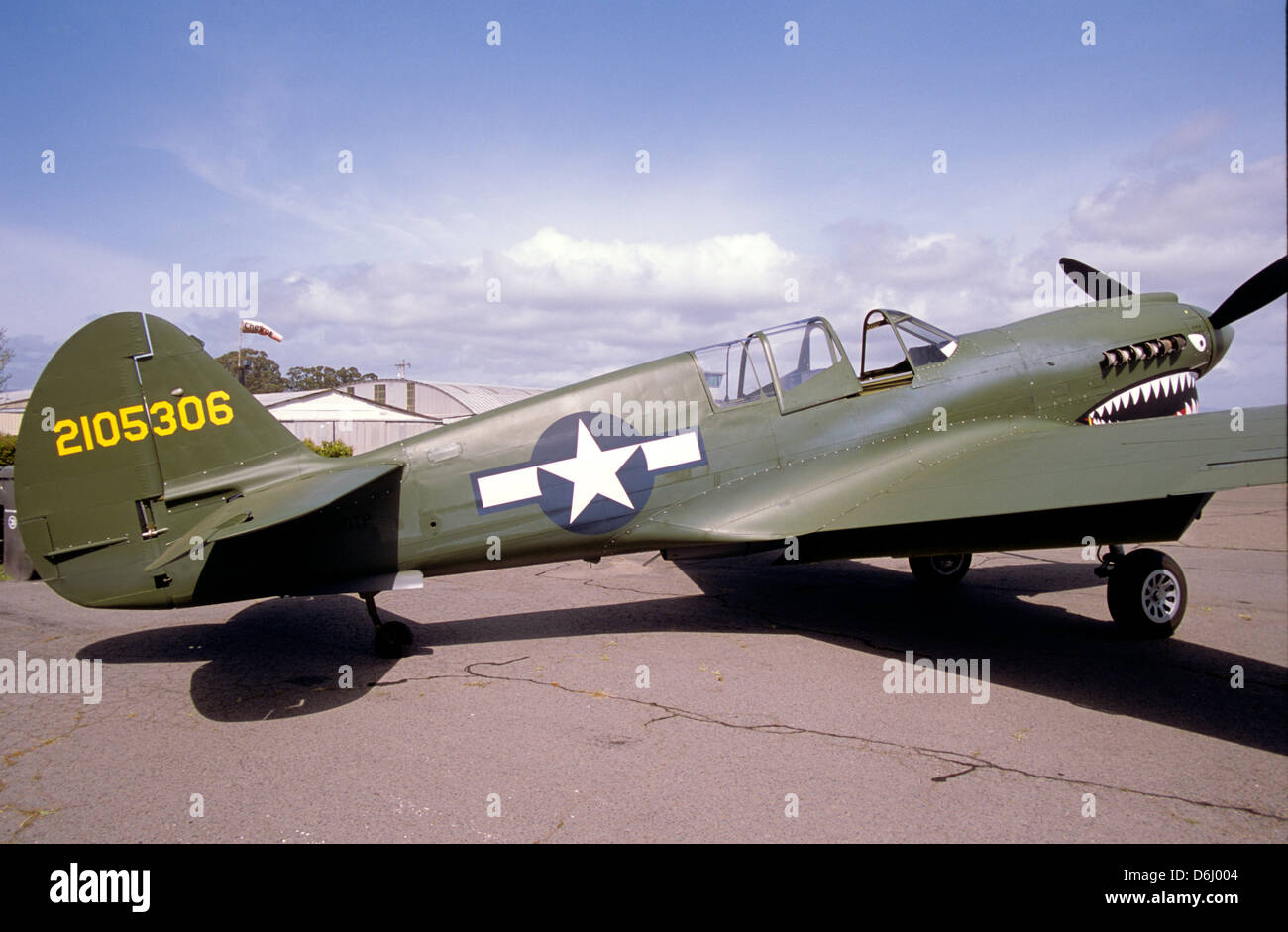 Curtis P40N mit fliegenden Tiger Nose Arts in Originalfarben Armee-Luftwaffe auf der Piste in Sonoma County Kalifornien Stockfoto