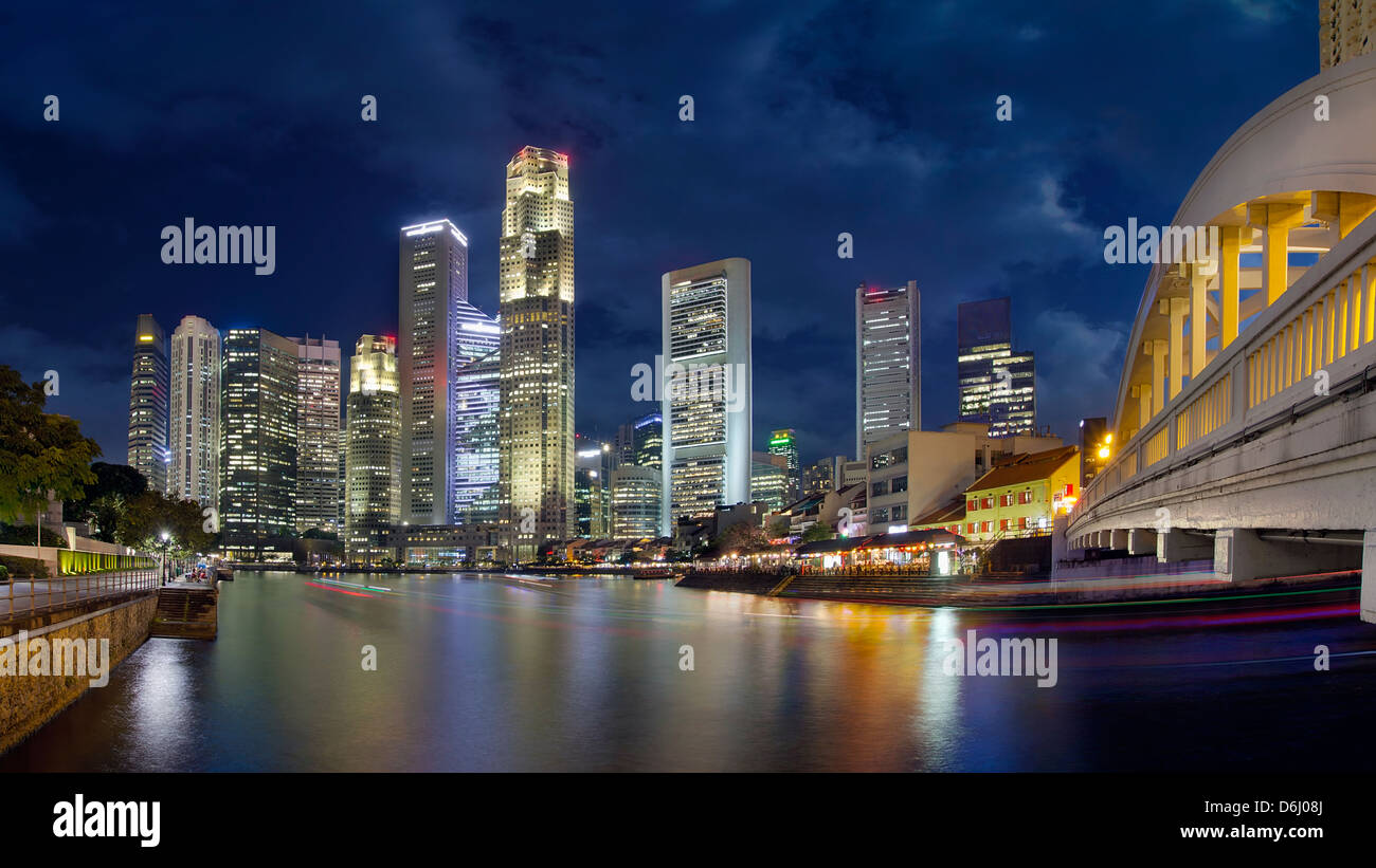 Skyline von Singapur Central Business District (CBD) am Boat Quay im blauen Stunde Panorama Stockfoto