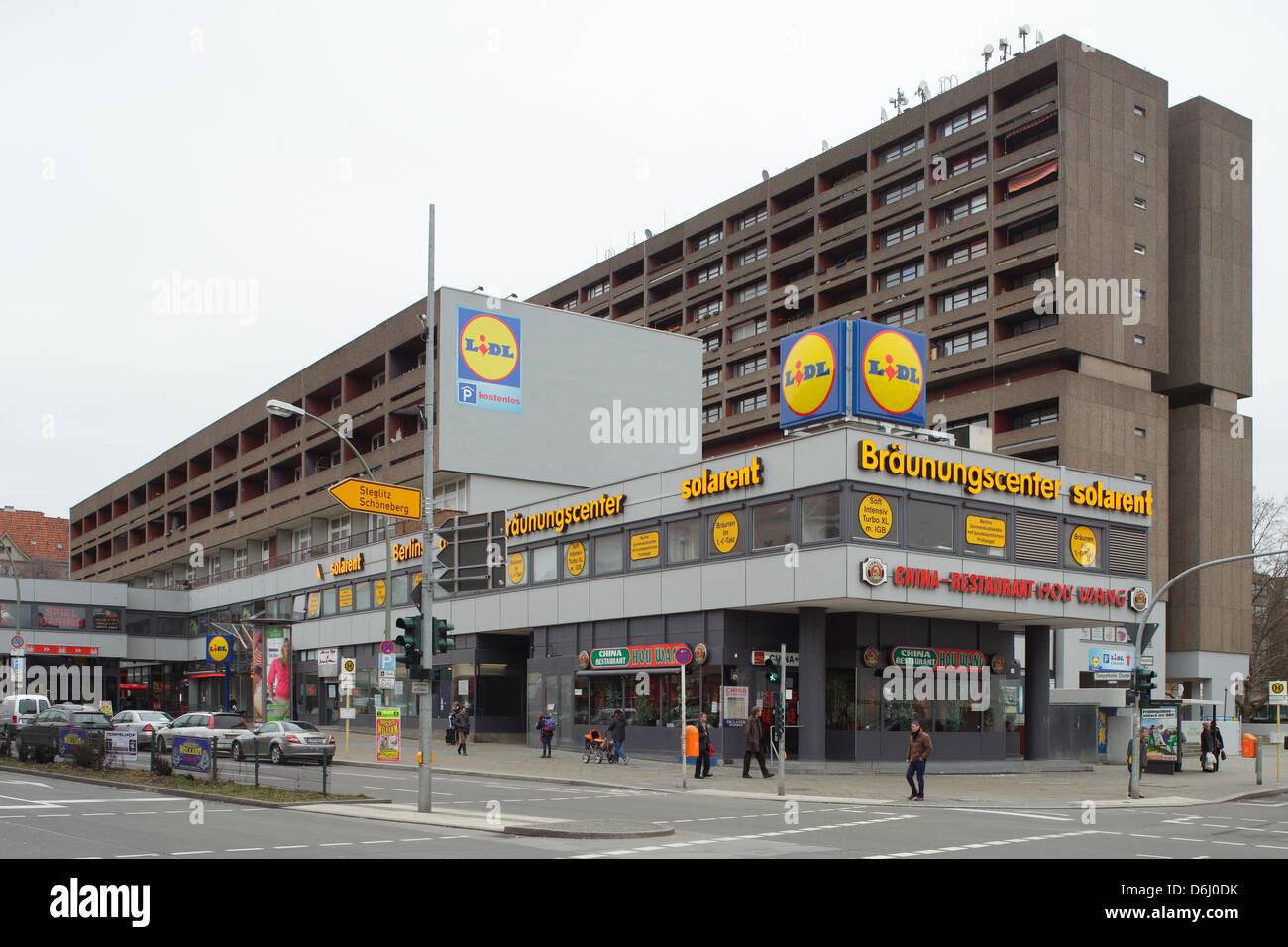 Berlin, Deutschland, Eigentumswohnung und Geschäfte am Tempelhofer Damm Ecke Ordensmeister Straße Stockfoto