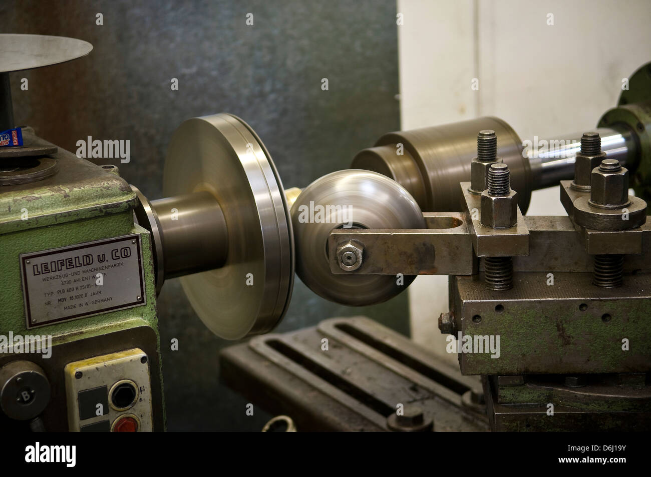 Flache Stahlplatte, die gesponnen um 3 dimensionales Objekt auf einer industriellen Metall drehen Drehbank zu erstellen. Stockfoto