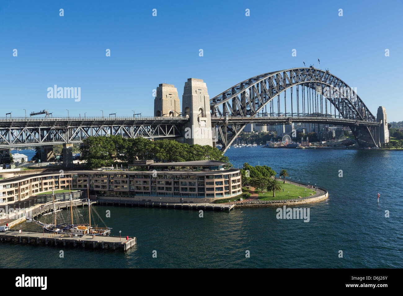 Die Sydney Harbour Bridge und das Park Hyatt Sydney Hotel an einem sonnigen Tag. Stockfoto