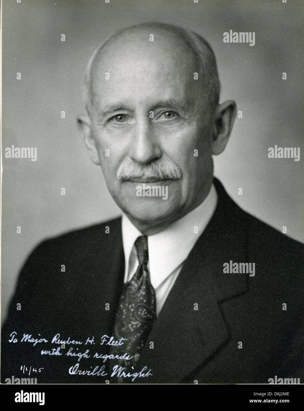 Dieser Artikel zeigt das Autogramm von Orville Wright, einem der Pioniere des motorisierten Fluges. Wright revolutionierte zusammen mit seinem Bruder Wilbur die Luftfahrt mit ihrem ersten erfolgreichen Flug 1903. Stockfoto Dieser Artikel zeigt das Autogramm von Orville Wright, einem der Pioniere des motorisierten Fluges. Wright revolutionierte zusammen mit seinem Bruder Wilbur die Luftfahrt mit ihrem ersten erfolgreichen Flug 1903. Stockfoto