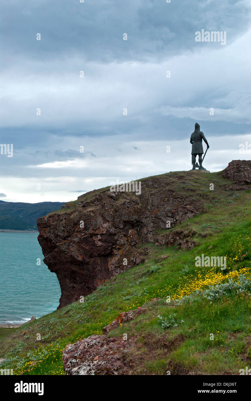 Grönland, Eriks Fjord. Die Hügel Statue des berühmten nordischen Entdecker Leif Erikson mit Blick auf das Dorf Qassiarsuk. Stockfoto
