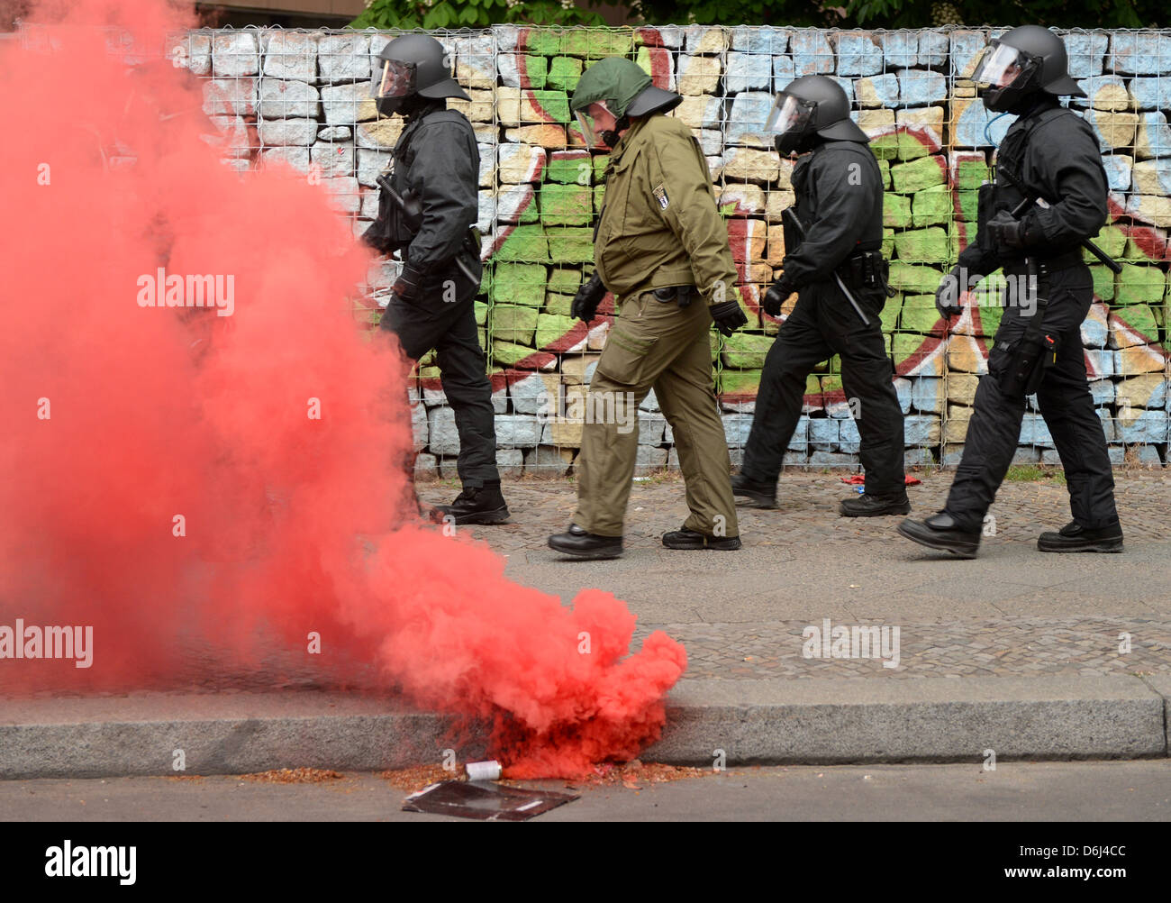 Berlin, Deutschland, Polizeieinsatz bei einer Demonstration am 1. Mai 2012 Stockfoto