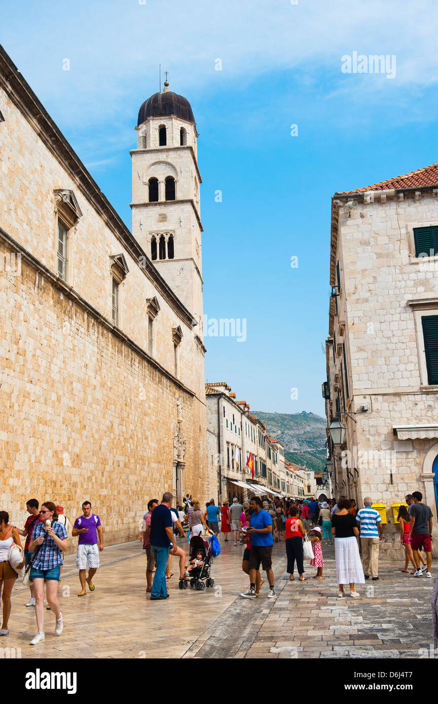 Touristen auf Stradun und Franziskanerkloster, Altstadt von Dubrovnik, UNESCO-Weltkulturerbe, Dubrovnik, Kroatien, Europa Stockfoto