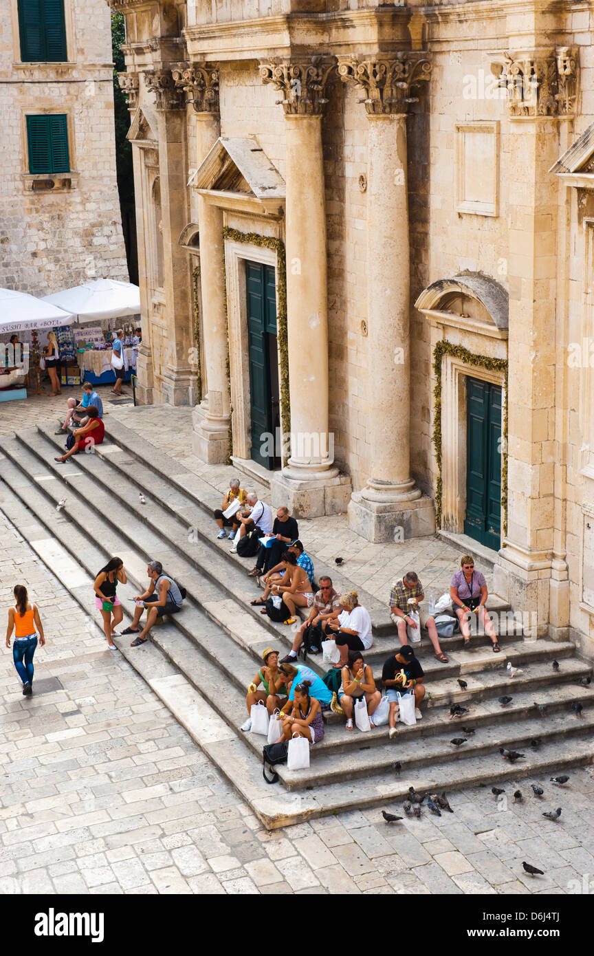 Touristen auf den Stufen des Dubrovnik-Kathedrale (Kathedrale der Himmelfahrt der Jungfrau Maria), Dubrovnik, Kroatien, Europa Stockfoto