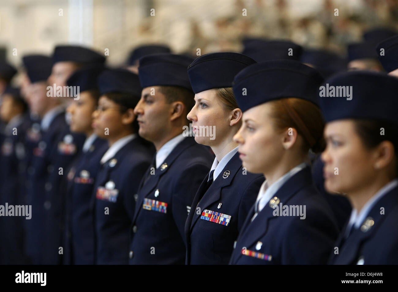 US-Soldaten nehmen an einer Zeremonie anlässlich des 60. Jahrestages der Eröffnung der US Air Force Base in Ramstein, Deutschland, 2. März 2012 Teil. Hochrangige Politiker und Militärs haben die Bedeutung der US-Air Base Ramstein während mit einem Festakt anlässlich des 60. Jahrestages der Eröffnung betont. Foto: FREDRIK VON ERICHSEN Stockfoto