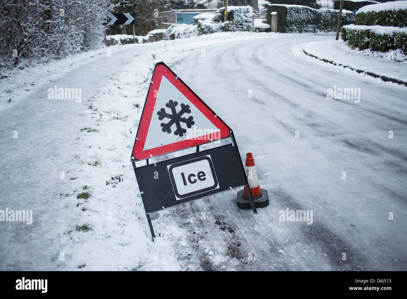 Roadsign Warnung aus Eis und eisigen Bedingungen auf einer Straße in Bristol, England, UK Stockfoto