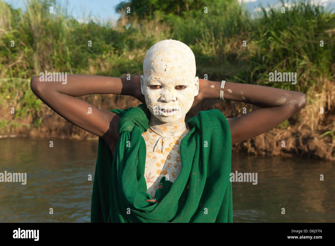 Surma junge mit Körper Gemälde, Kibish, Omo River Valley, Äthiopien, Afrika Stockfoto
