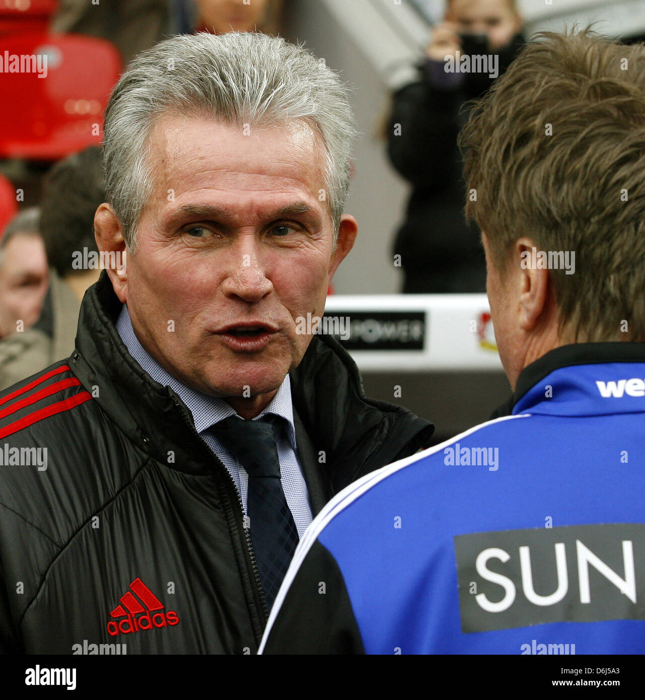 Fußball Bundesliga, 24. Spieltag, Bayer 04 Leverkusen - Bayern München bin Samstag (03.03.2012) in der Bay-Arena in Leverkusen. Der Münchner Trainer Jupp Heynckes Unterhält Sich Vor Spielbeginn... Foto: Roland Weihrauch Dpa/Lnw (Achtung Sperrfrist! Die DFL Erlaubt Die Weiterleitung der Bilder Im IPTV, Mobilfunk Und Durch Sonstige Neue Technologieentwicklungsfähigkeit Erst Zwei Stunden Nach Spielende. Stockfoto