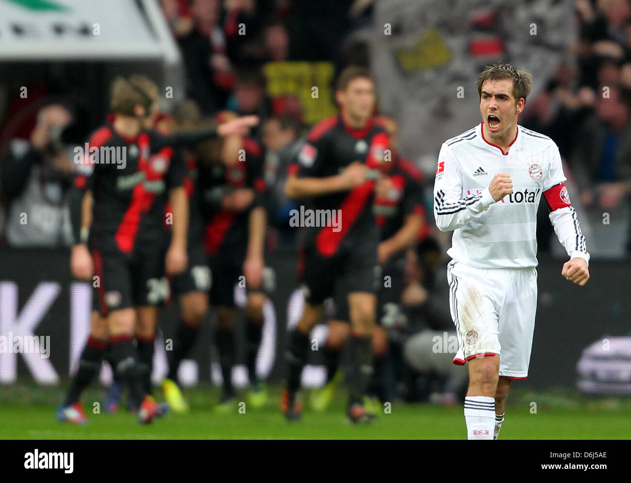 Fußball Bundesliga, 24. Spieltag, Bayer 04 Leverkusen - Bayern München bin Samstag (03.03.2012) in der Bay-Arena in Leverkusen. Der Münchner Philipp Lahm Feuert Nach Dem 1:0 Für Leverkusen seine Mitspieler JG Leverkusen Caspers 2:0. Foto: Roland Weihrauch Dpa/Lnw (Achtung Sperrfrist! Die DFL Erlaubt Die Weiterleitung der Bilder Im IPTV, Mobilfunk Und Durch Sonstige Neue Technolog Stockfoto