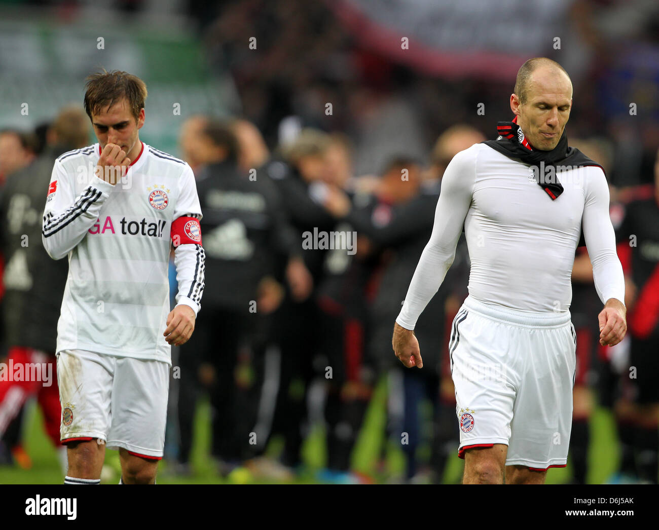 Fußball Bundesliga, 24. Spieltag, Bayer 04 Leverkusen - Bayern München bin Samstag (03.03.2012) in der Bay-Arena in Leverkusen. Sterben Sie Münchner Philipp Lahm (l) Und Arjen Robben Verlassen Nach Spielschluss Den Platz. Bayern Verliert 0:2. Foto: Roland Weihrauch Dpa/Lnw (Achtung Sperrfrist! Die DFL Erlaubt Die Weiterleitung der Bilder Im IPTV, Mobilfunk Und Durch Sonstige Neue Technologien Stockfoto