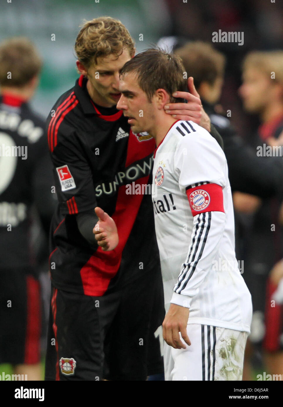 Fußball Bundesliga, 24. Spieltag, Bayer 04 Leverkusen - Bayern München bin Samstag (03.03.2012) in der Bay-Arena in Leverkusen. Der Münchner Philipp Lahm (r) Wird Nach Spielschluss Vom Leverkusener Stefan Kießling Getröstet. Bayern Verliert 0:2. Foto: Roland Weihrauch Dpa/Lnw (Achtung Sperrfrist! Die DFL Erlaubt Die Weiterleitung der Bilder Im IPTV, Mobilfunk Und Durch Sonstige ne Stockfoto