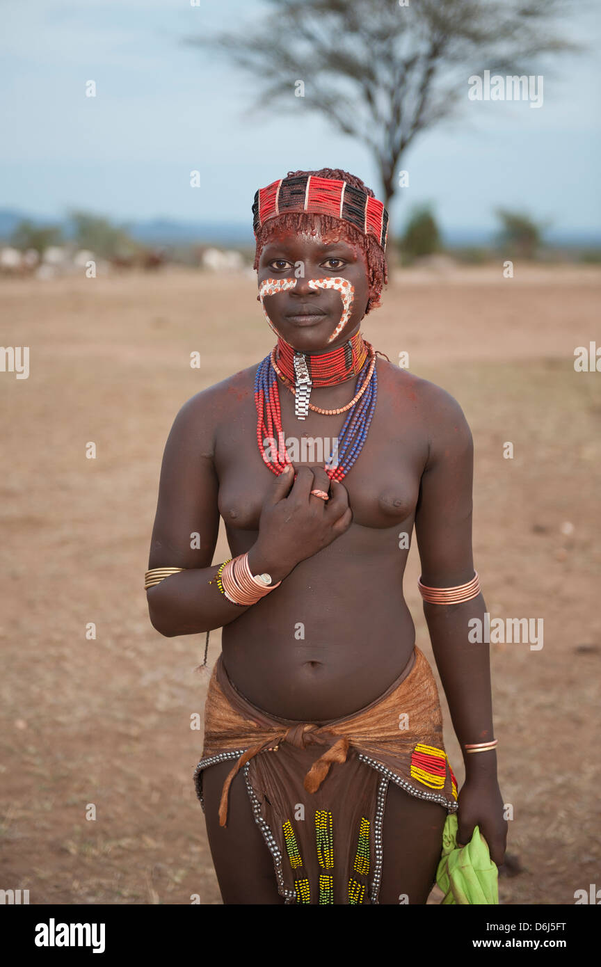 Hamar junge Frau mit Gesichts Gemälden, bunten Halsketten und Kopf Schmuck, Omo River Valley, Äthiopien, Afrika Stockfoto