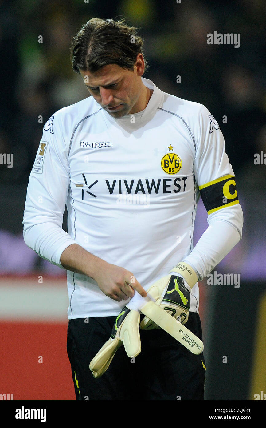 Dortmund-Torhter Roman Weidenfeller zieht sich seine Handschuhe whrend  der Bundesliga-Spiel Borussia Dortmund vs. FSV Mainz 05 im SignalIdunaPark  in Dortmund, Deutschland, 3. Mrz 2012. Dortmund gewann 2: 1. Foto: Marius  Becker Stockfotografie - Alamy