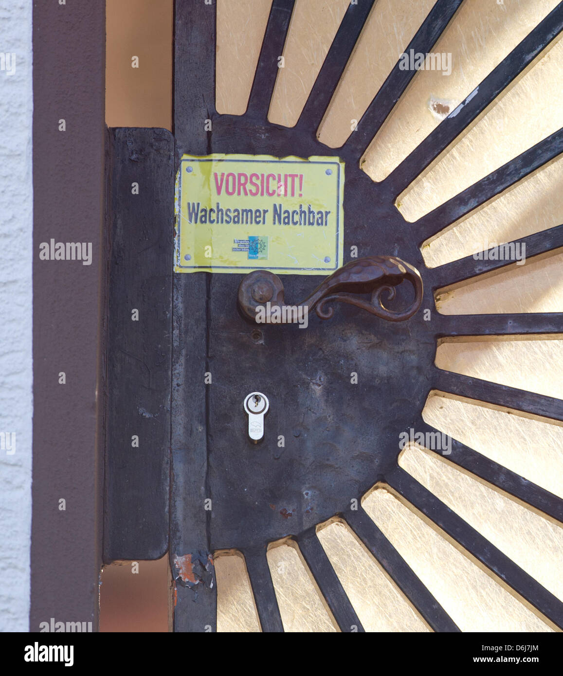 Eine Lesung der Aufkleber "Vorsicht! Wachsame Nachbarn "und ein  Einschussloch auf die Haustür ein 78 Jahre alter Mann in Weilerbach,  Deutschland, 6. März 2012 abgebildet sind. Er schoss und zwei Ärzte getötet