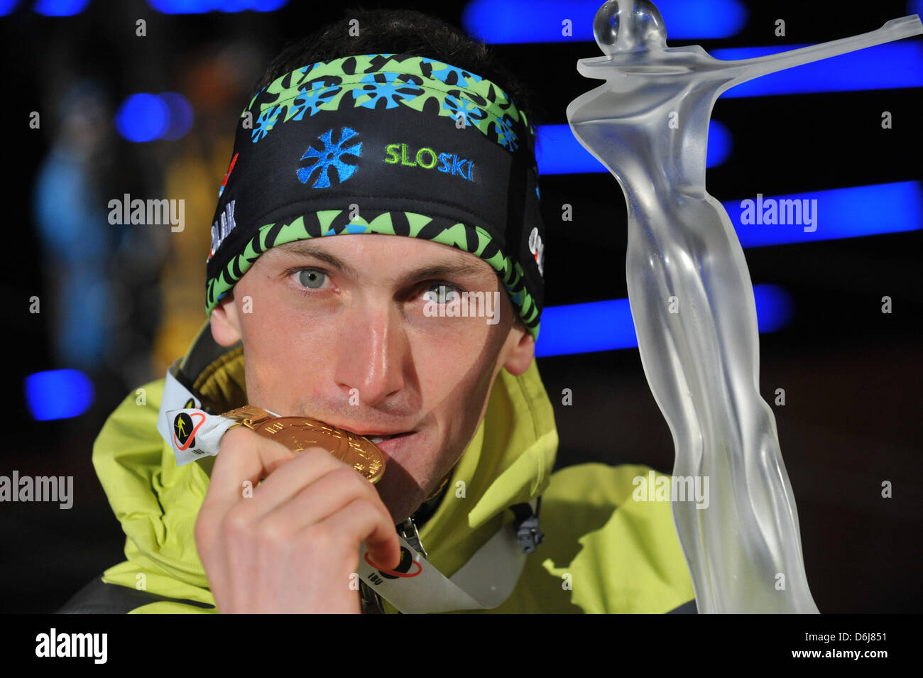 Slowenischer Biathlet posiert Jakov Fak mit seiner Goldmedaille nach dem Gewinn der Goldmedaille im Herren 20km Einzel-Wettbewerb in der Biathlon-Weltmeisterschaft 2012 in der Chiemgau Arena in Ruhpolding, Deutschland, 6. März 2012. Foto: Andreas Gebert Stockfoto