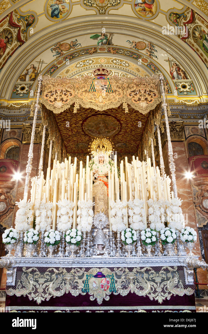 Schweben Sie (Pasos) der Jungfrau Maria während der Semana Santa (Karwoche), Sevilla, Andalusien, Spanien, Europa Stockfoto