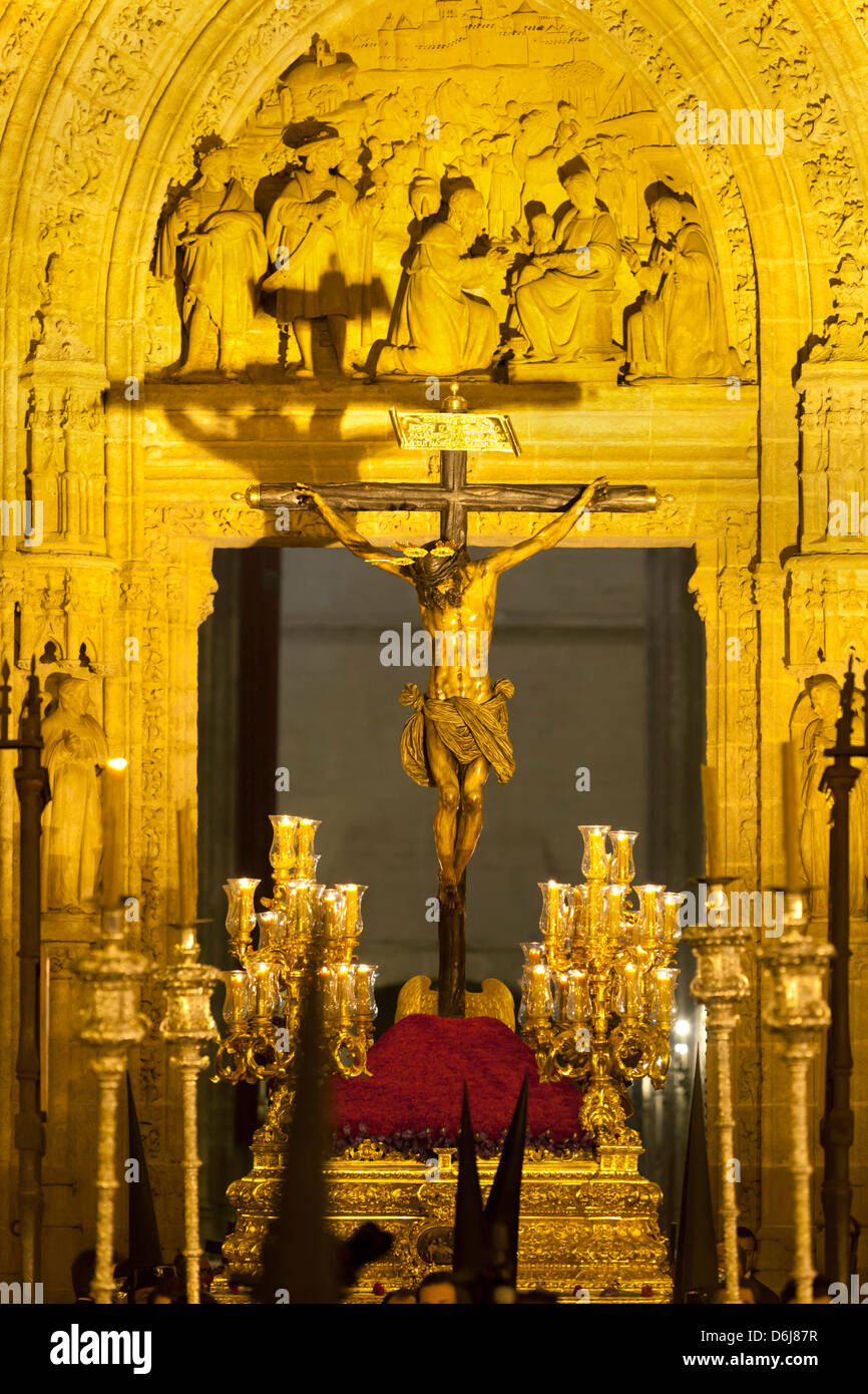 Semana Santa (Karwoche) Schwimmer außerhalb der Kathedrale von Sevilla, Sevilla, Andalusien, Spanien, Europa Stockfoto