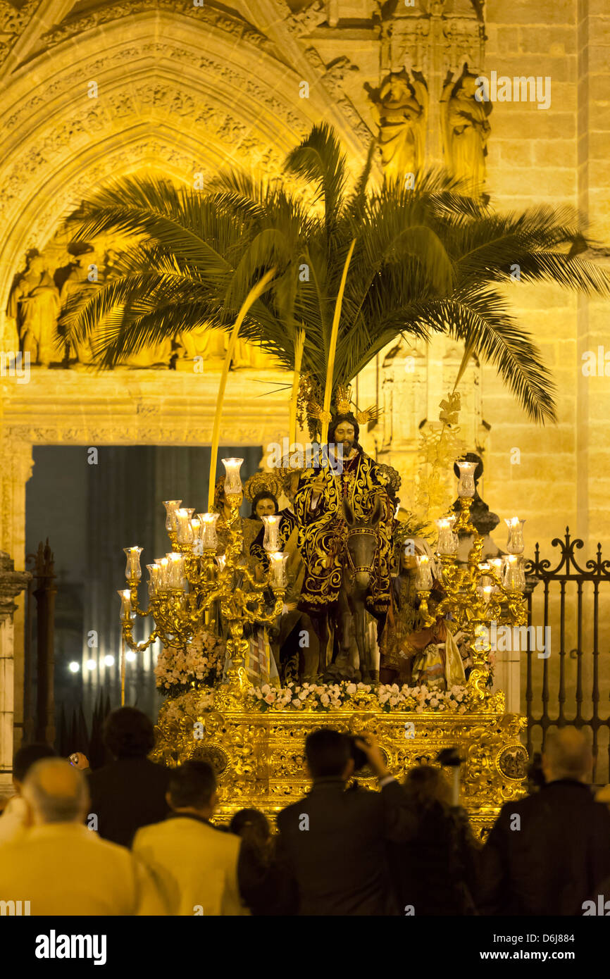 Semana Santa (Karwoche) Float mit Bild Christi außerhalb der Kathedrale von Sevilla, Sevilla, Andalusien, Spanien, Europa Stockfoto