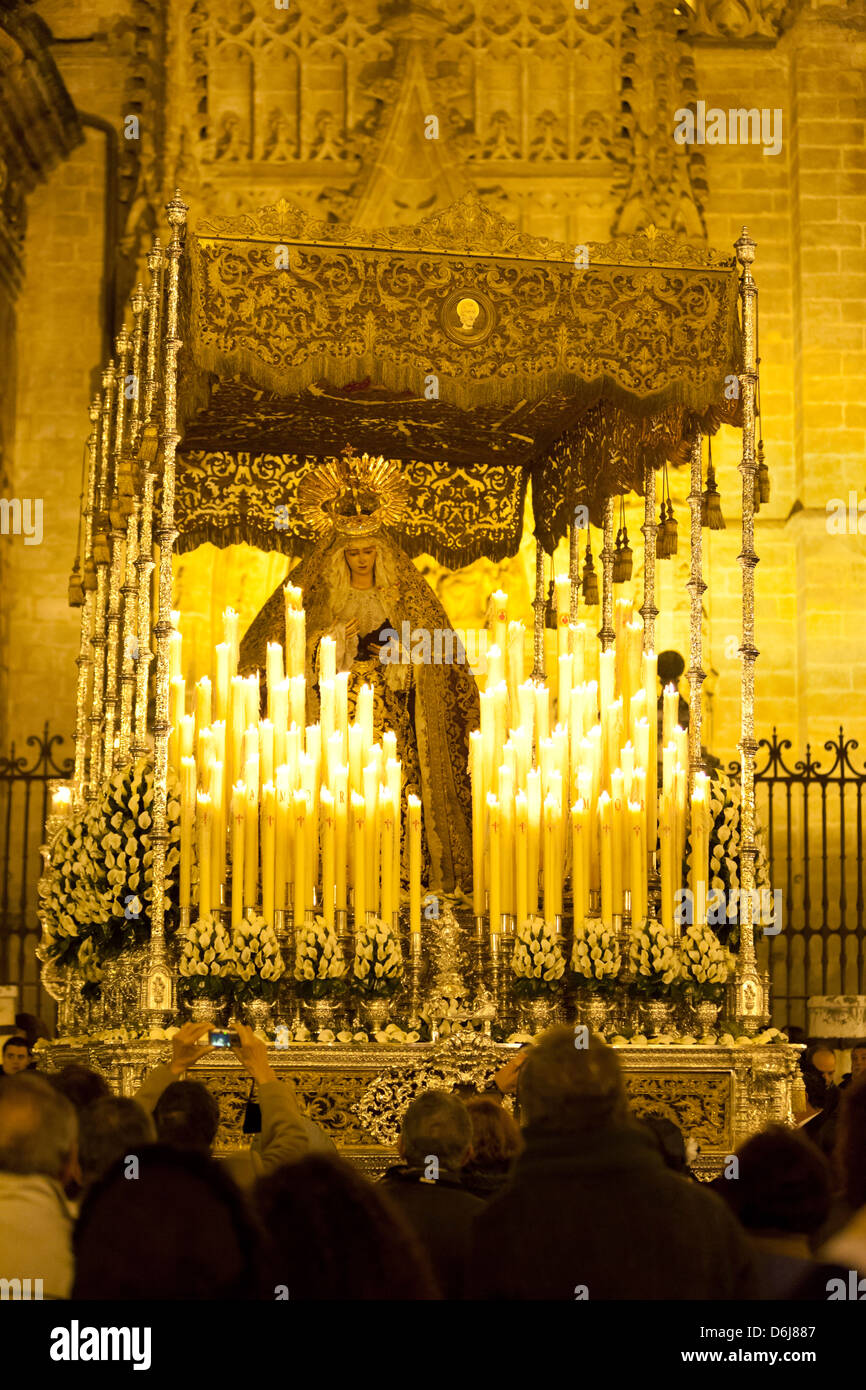 Semana Santa (Karwoche) Float (Pasos) mit Bild der Jungfrau Maria vor der Kathedrale von Sevilla, Sevilla, Andalusien, Spanien, Europa Stockfoto