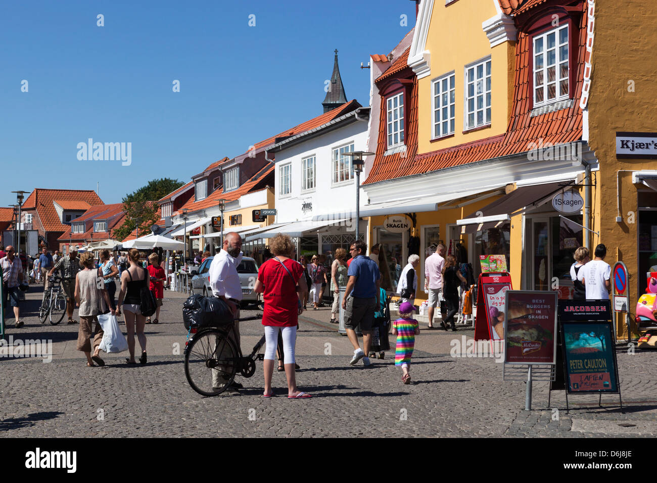 Geschäfte entlang der Sankt Laurentii Vej, Skagen, Jütland, Dänemark, Skandinavien, Europa Stockfoto