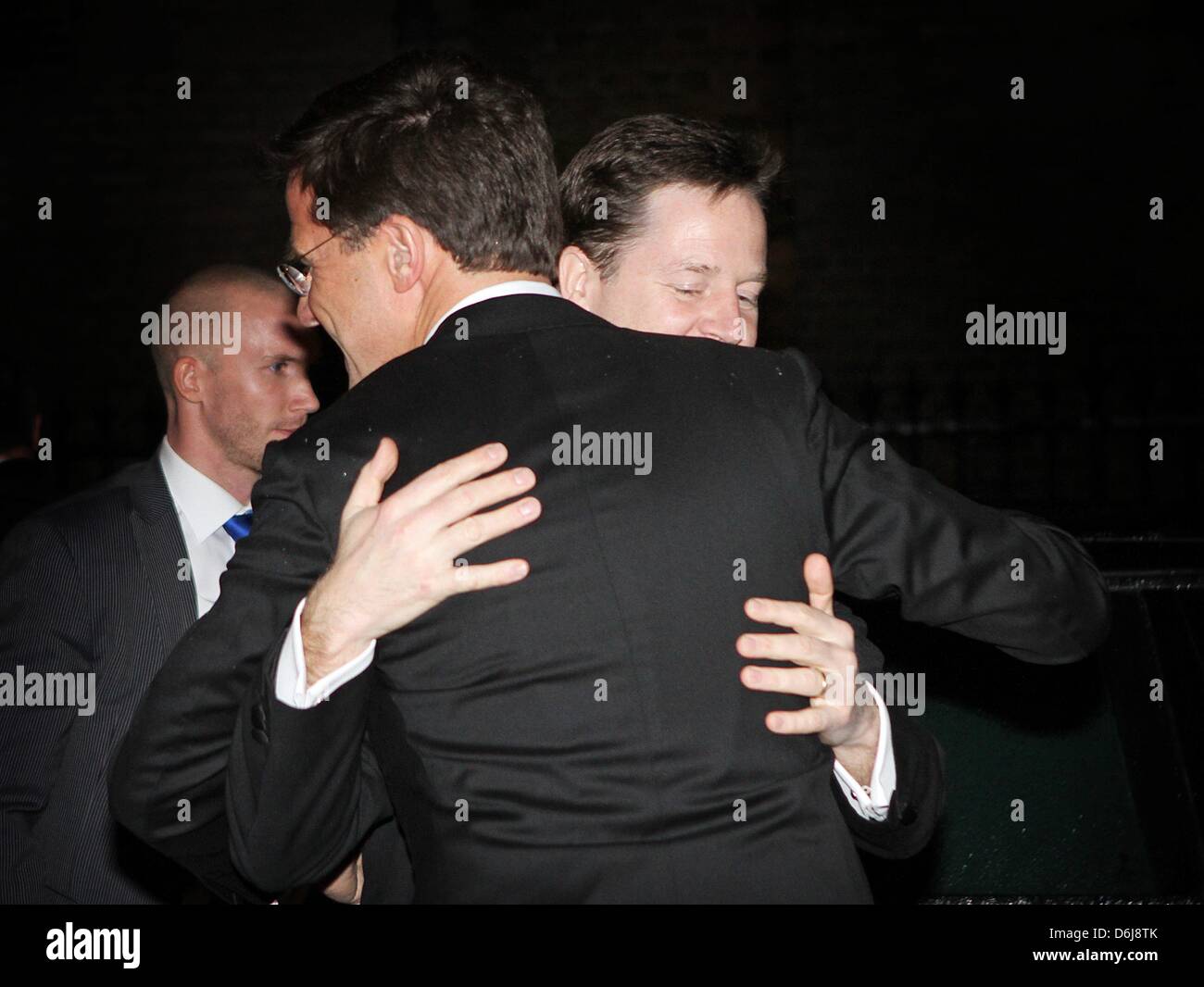 Niederländischer Ministerpräsident Mark Rutte (hinten) und Großbritanniens Vize-Premierminister Nick Clegg besuchen das Gala-Diner anlässlich der Nieuwspoort-Vortrag in der Halle der Ritter in den Haag, Niederlande, 7. März 2012. Foto: Patrick van Katwijk Niederlande Stockfoto