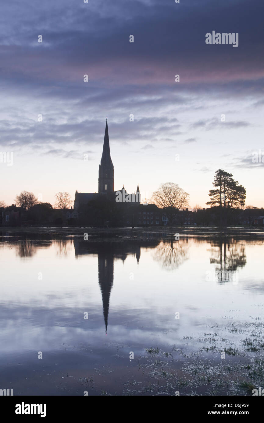 Kathedrale von Salisbury in der Morgendämmerung reflektiert in den überfluteten West Harnham Wässermatten, Salisbury, Wiltshire, England, UK Stockfoto