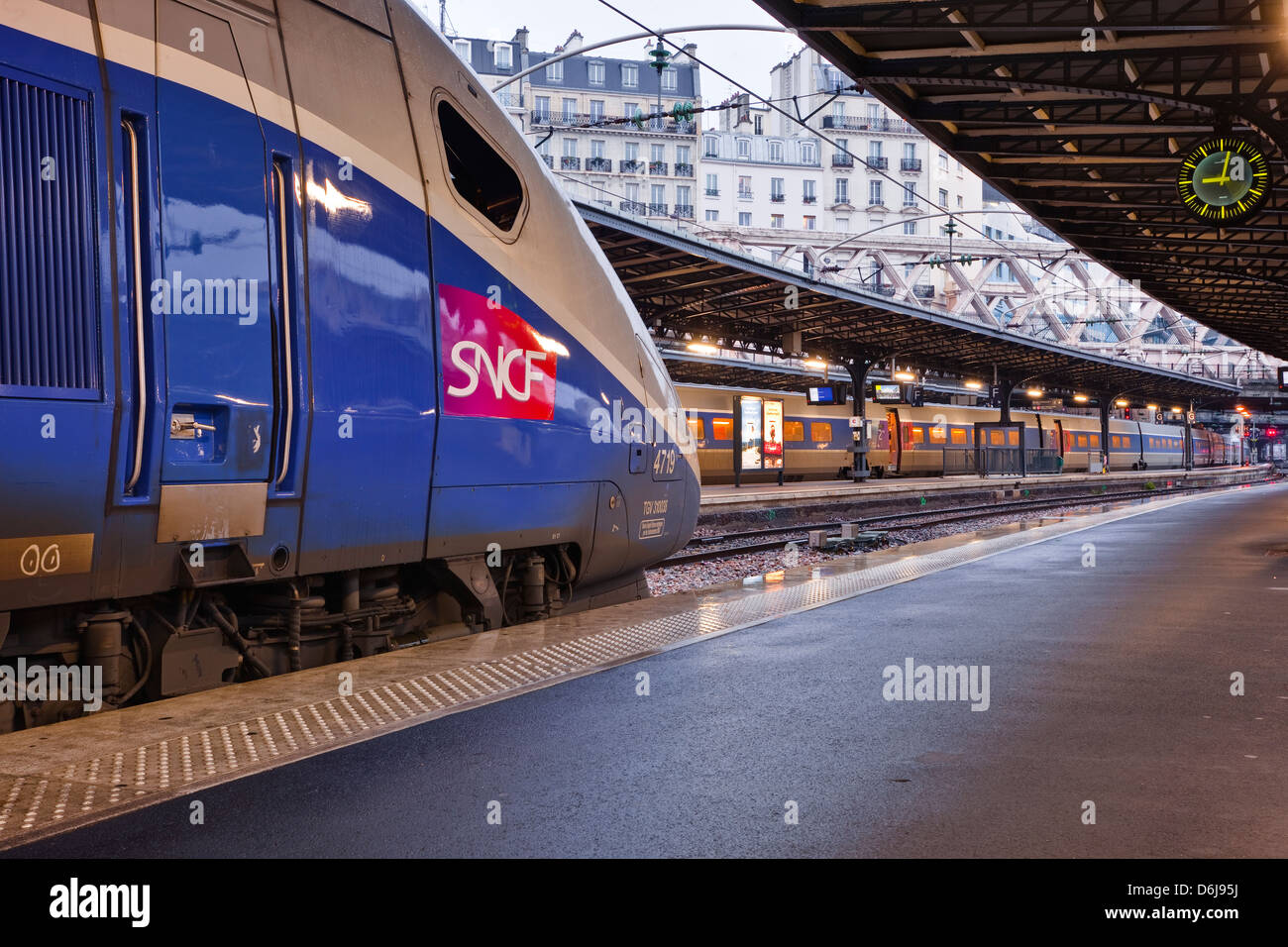 Ein TGV erwartet Abflug am Gare de l ' est in Paris, Frankreich, Europa Stockfoto
