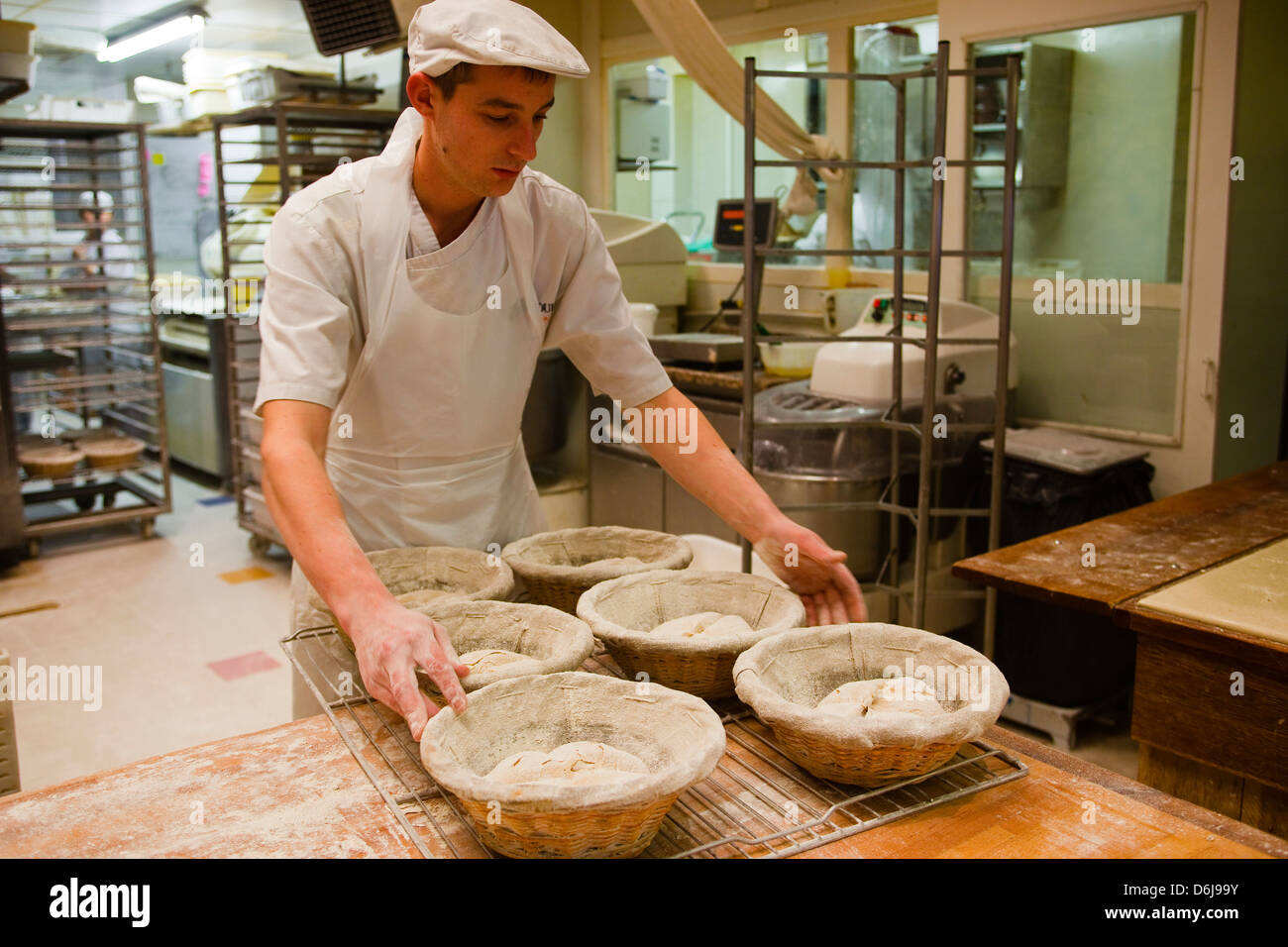 Ein Bäcker bereitet Teig bereit zu Brot, Tours, Indre-et-Loire, Frankreich, Europa Stockfoto