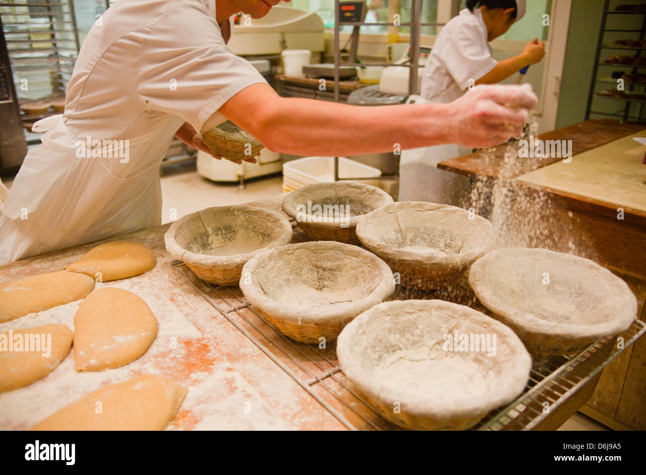 Ein Bäcker bereitet Teig bereit zu Brot, Tours, Indre-et-Loire, Frankreich, Europa Stockfoto