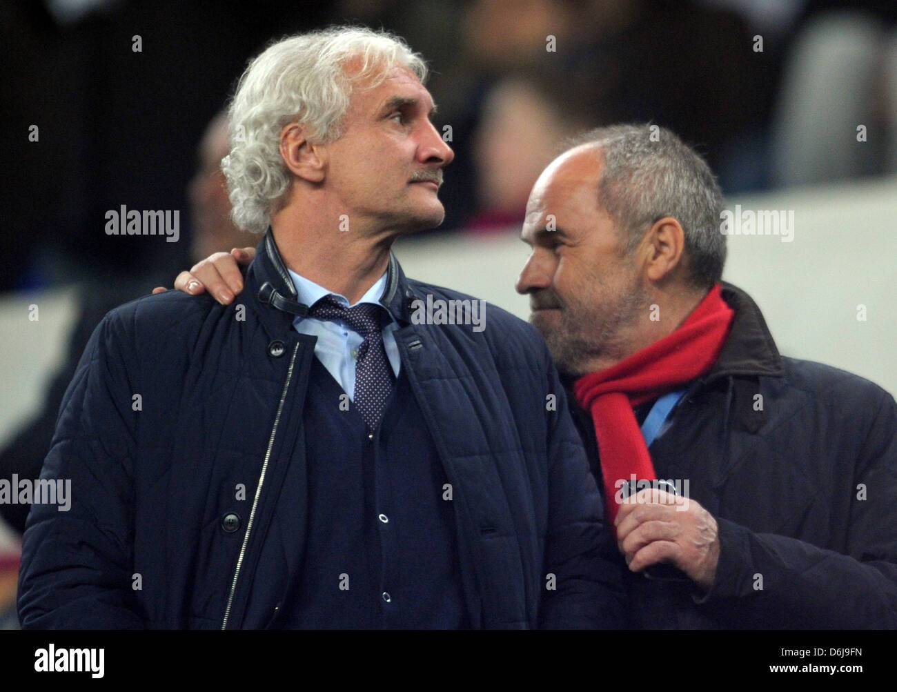 Vorstandsvorsitzender des Fußball-Bundesligisten Bayer 04 Leverkusen, Wolfgang Holzhaeuser (R) und Sportdirektor Rudi Voeller besuchen die Runde der 16 Spiel zwischen FC Barcelona und Bayer 04 Leverkusen in Barcelona, Spanien, 8. März 2012. Leverkusen fällt nach einem 1-7-Niederlage gegen den FC Barcelona aus der Champions League. Foto: Federico Gambarini Stockfoto