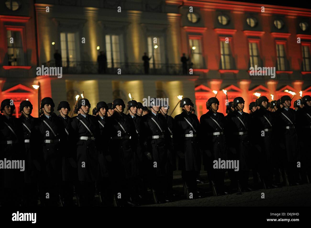 Soldaten erscheinen in Formation während der sogenannten "Grosser Zapfenstreich" (Grand Tattoo) für ehemalige Bundespräsident Christian Wulff vor dem Schloss Bellevue in Berlin, Deutschland, 8. März 2012. Wulff trat am 17. Februar 2012 aus dem Amt zurück. Foto: Hannibal Stockfoto