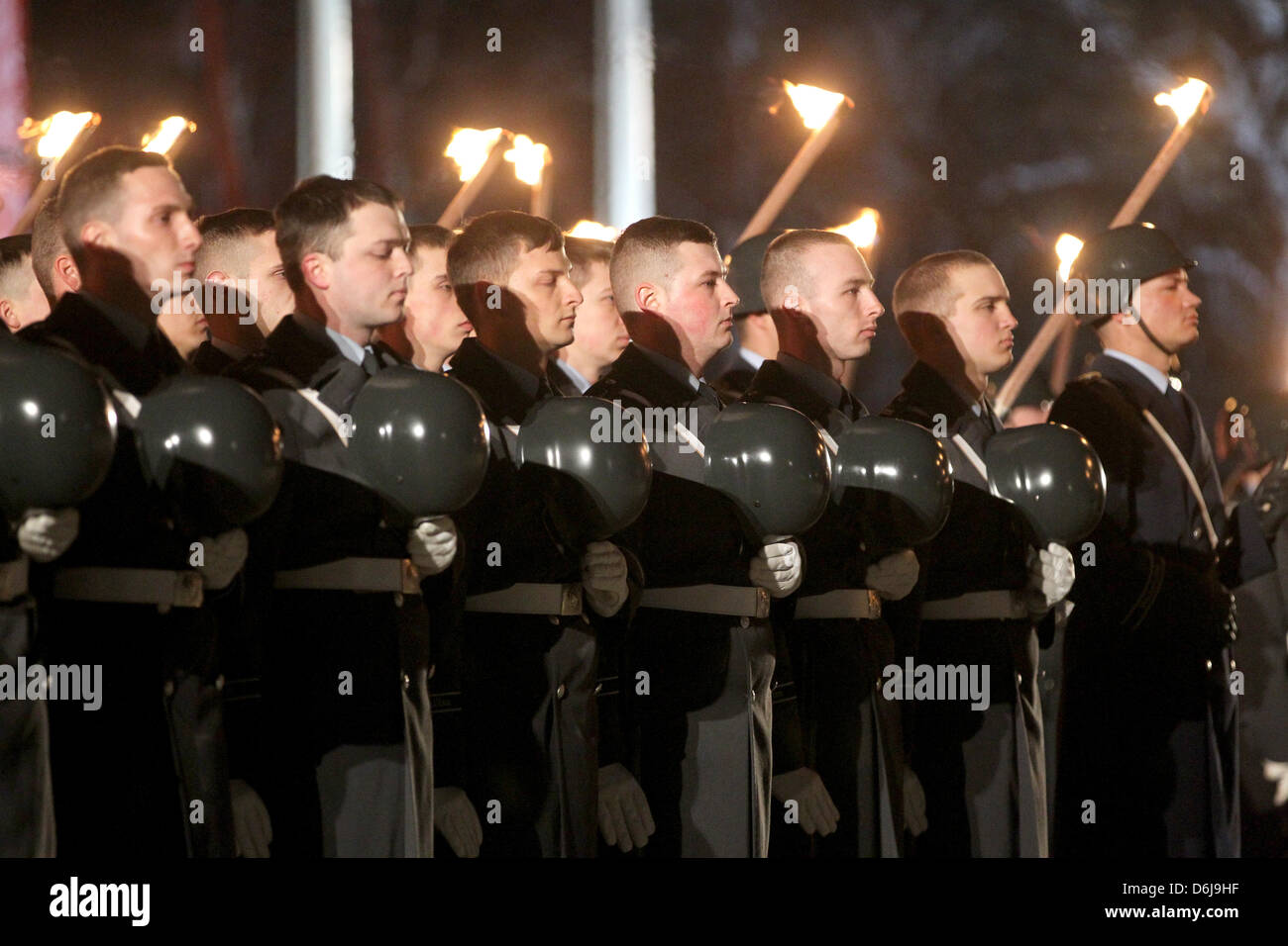 Soldaten erscheinen in Formation während der sogenannten "Grosser Zapfenstreich" (Grand Tattoo) für ehemalige Bundespräsident Christian Wulff vor dem Schloss Bellevue in Berlin, Deutschland, 8. März 2012. Wulff trat am 17. Februar 2012 aus dem Amt zurück. Foto: Hannibal Stockfoto