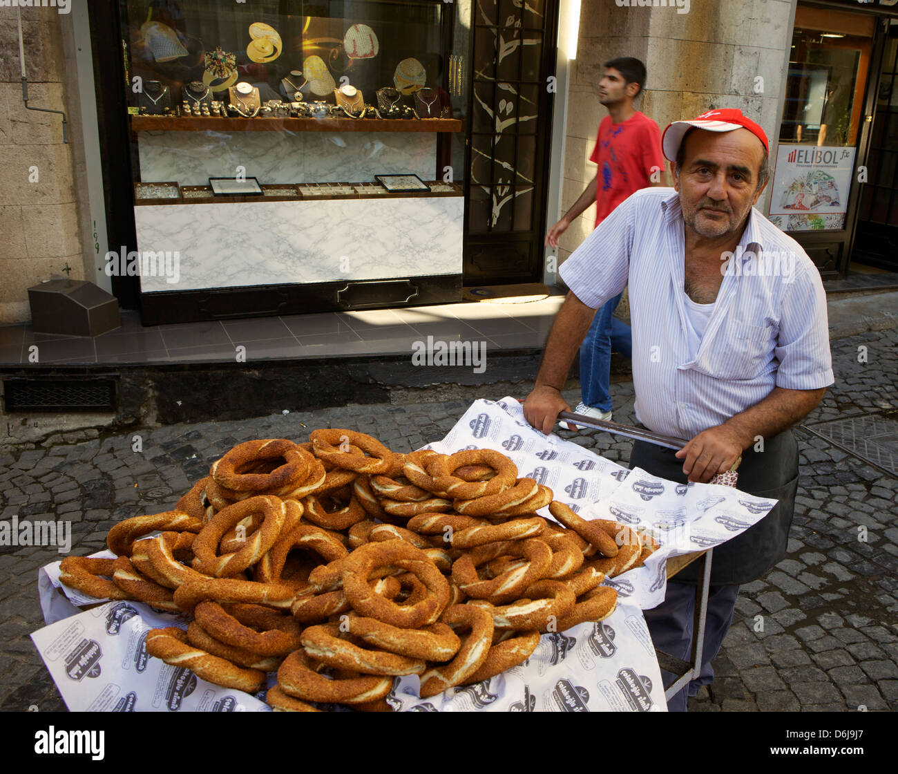Lebensmittel Verkäufer verkaufen Simit türkische Bagel, Basar (Kapali Carsi) (großer Basar), Istanbul, Türkei, Europa, Eurasien Stockfoto