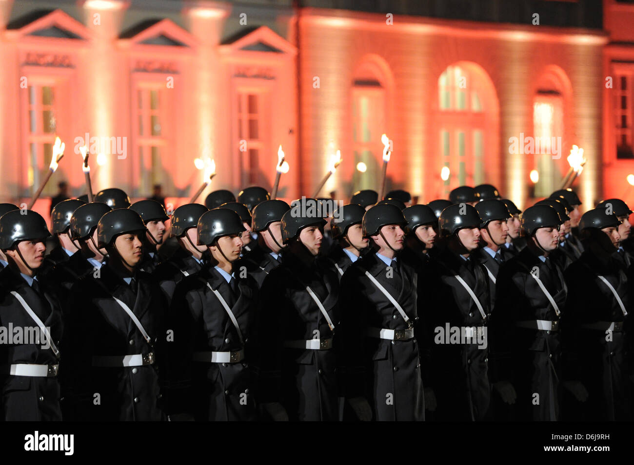 Soldaten der Bundeswehr stehen in Formation während der Grand Tattoo (Grosser Zapfenstreich) für ehemalige Bundespräsident Christian Wulff vor Schloss Bellevue in Berlin, Deutschland, 8. März 2012. Wulff trat am 17. Februar 2012 nach Anschuldigungen persönliche Vorteile seiner Stellung zu nehmen. Foto: Soeren Stache Stockfoto