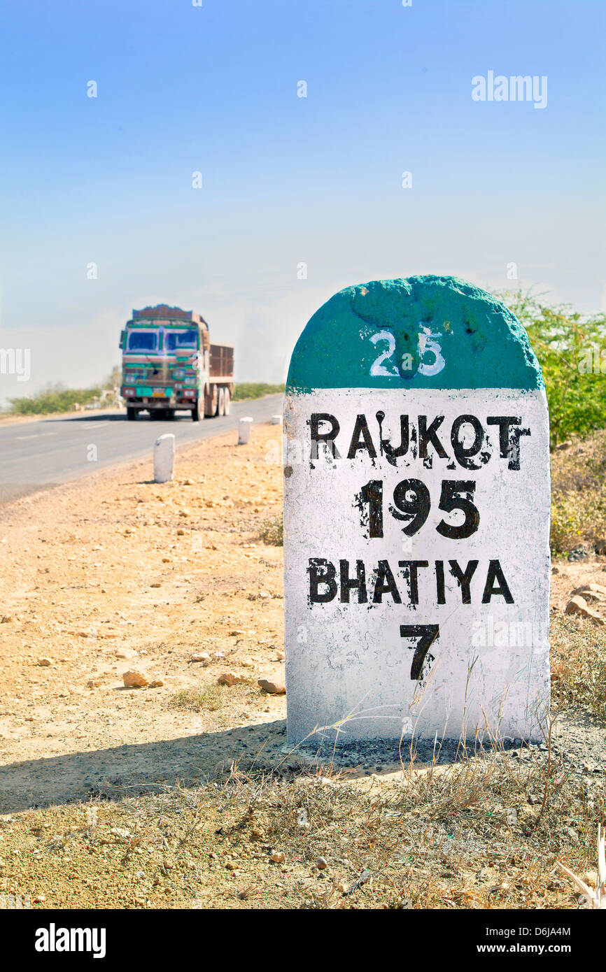 Gujarat Indien, vertikale Meilenstein auf den State Highway 25 Lastwagen Stockfoto