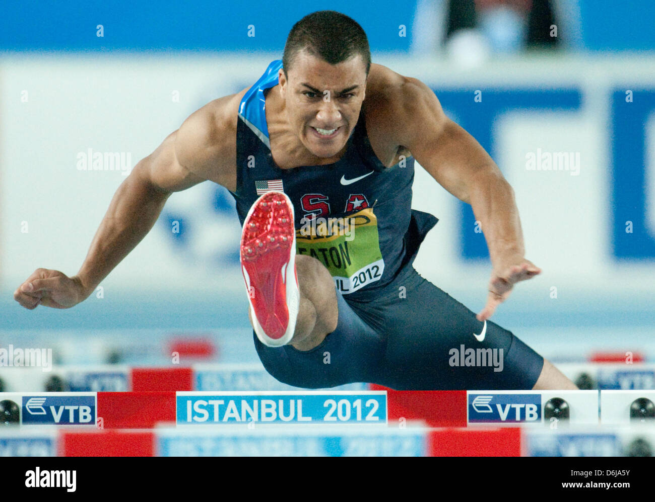 Ashton Eaton der USA konkurriert, während Männer 60m Hürden Siebenkampf bei der Leichtathletik Indoor Weltmeisterschaft in Atakoy Leichtathletik-Arena in Istanbul, Türkei 10 März 2012.Photo: Bernd Thissen Dpa Stockfoto