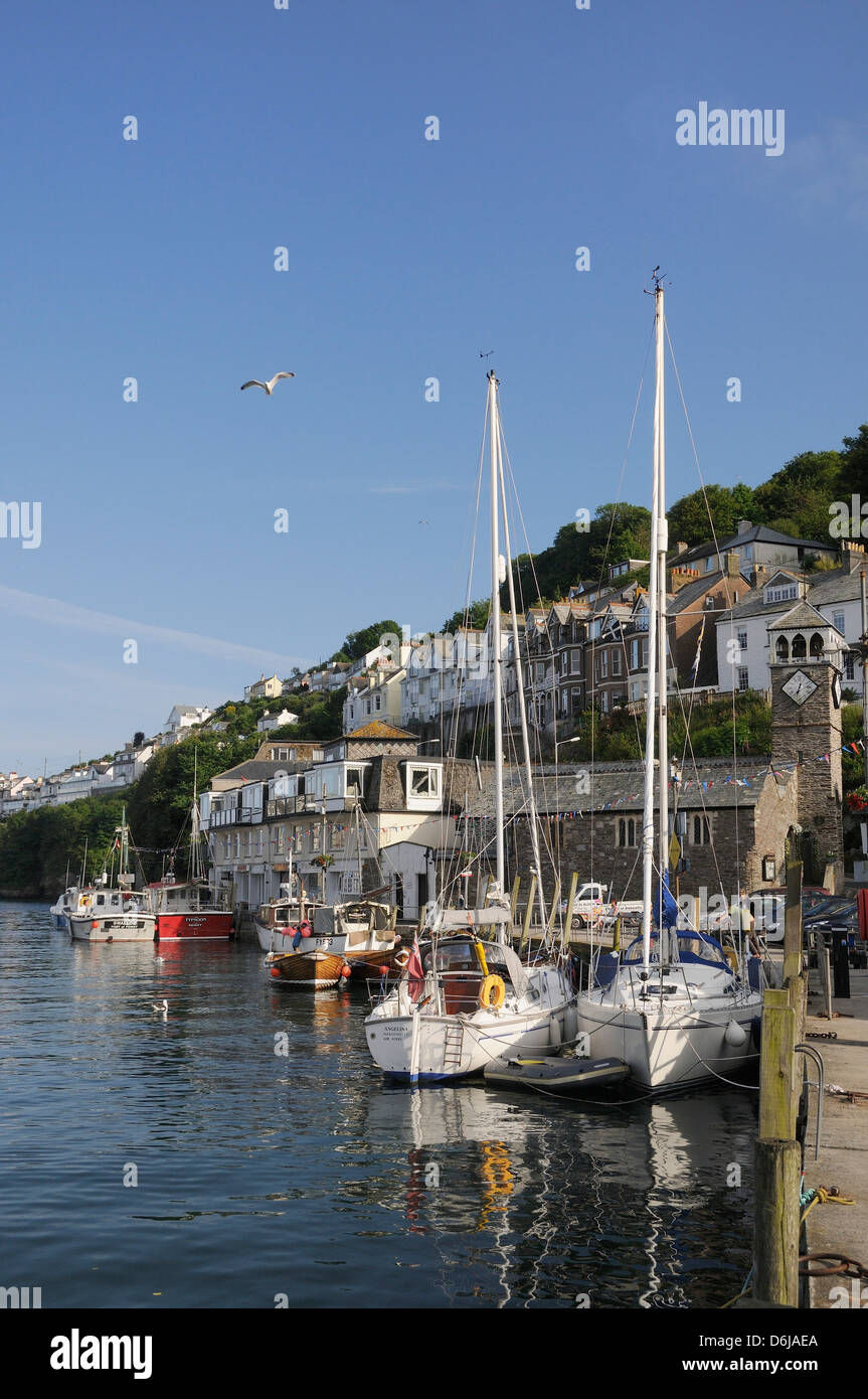 Segelyachten ankern in Looe Hafen, Cornwall, England, Vereinigtes Königreich, Europa Stockfoto